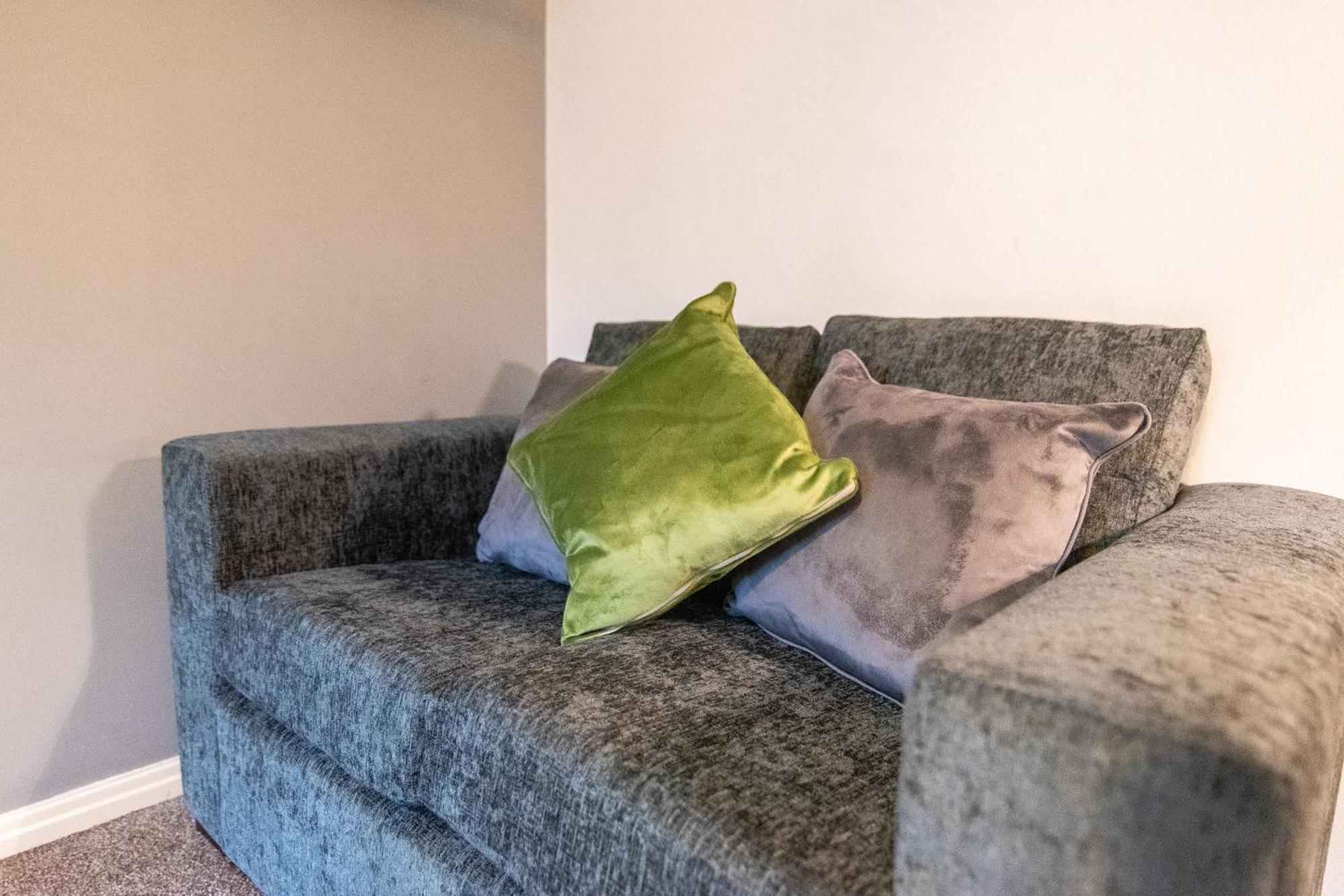 3 Bed Gem In For Easy Commutes To Leeds And Wakefield Holiday home *