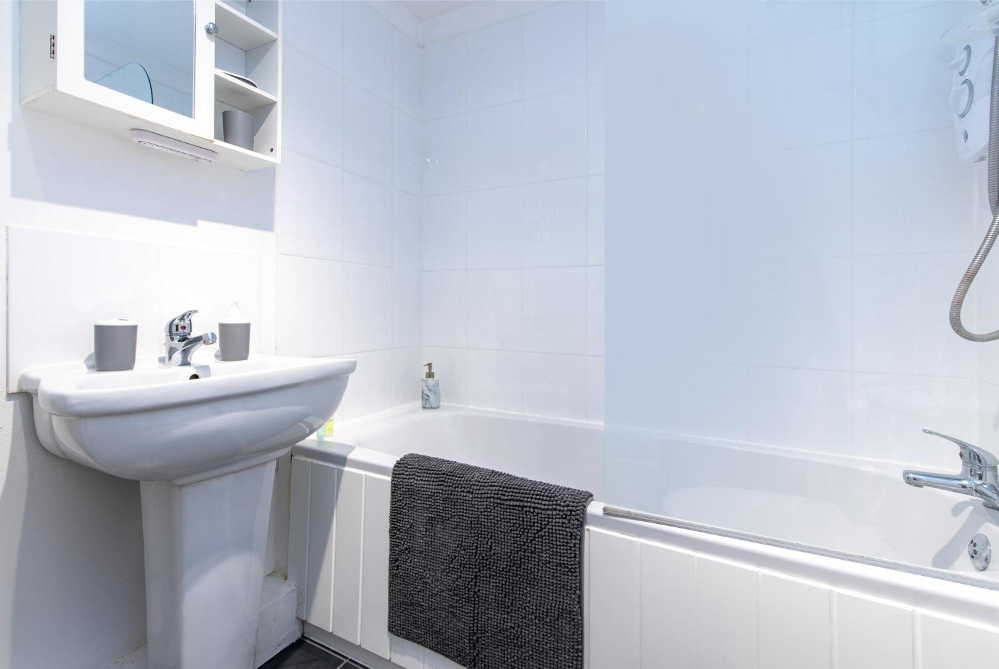3 Bed Gem In For Easy Commutes To Leeds And Wakefield Holiday home